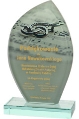 Trofeum szklane z nadrukiem kolorowym LuxorJet, grawerowaniem oraz wypełnieniem farbą i etui